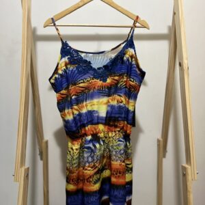 Vestido curto regata com detalhes