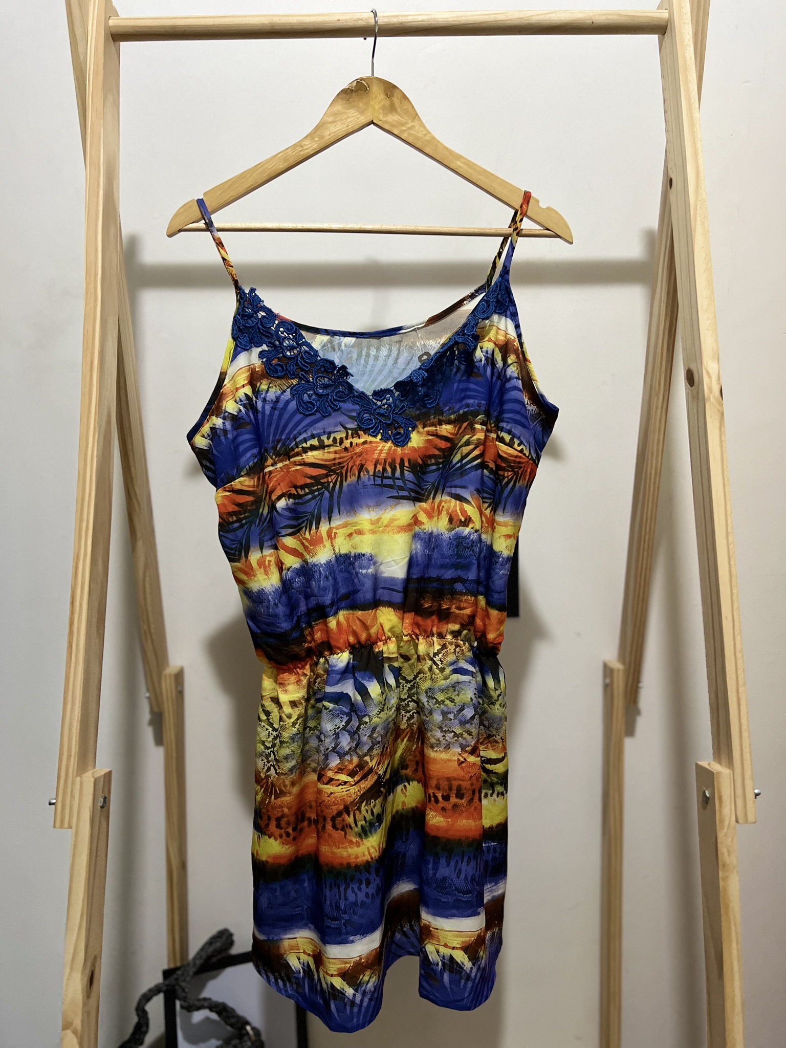 Vestido curto regata com detalhes