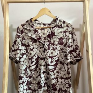 Camiseta com flores brancas