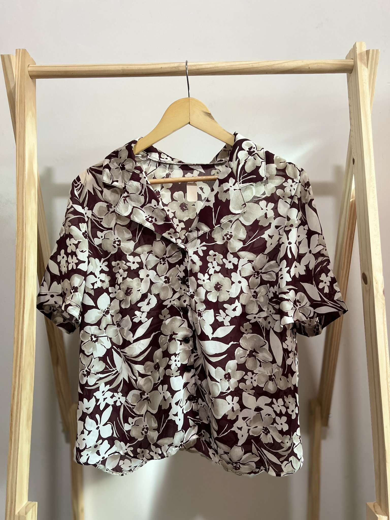 Camiseta com flores brancas