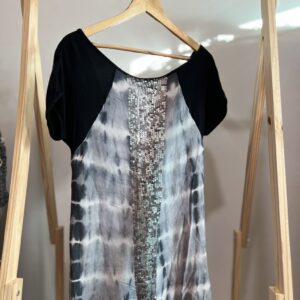 Vestido curto com detalhe em paetê