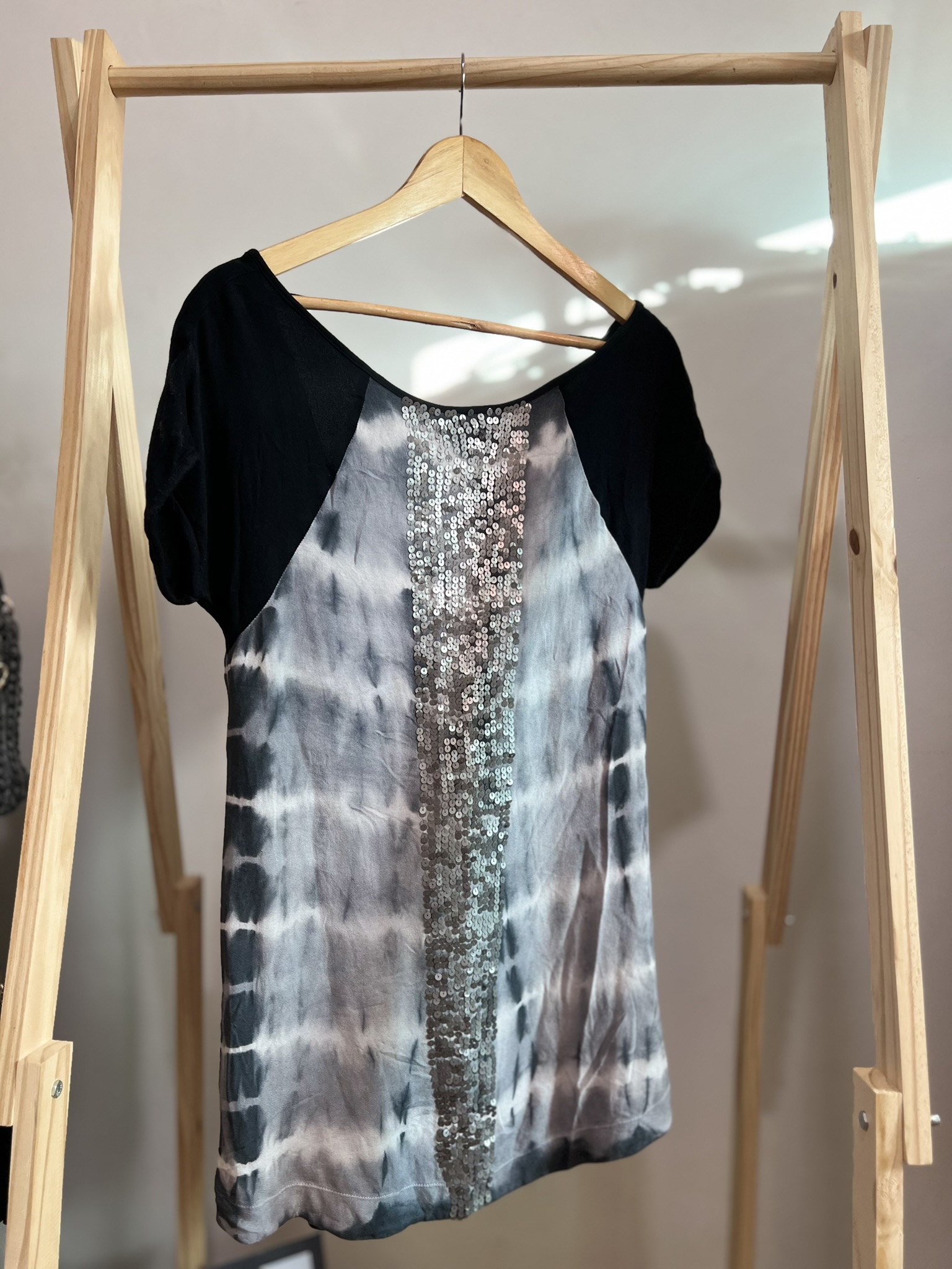 Vestido curto com detalhe em paetê