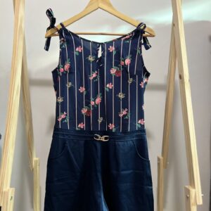 Macaquinho com shorts azul marinho