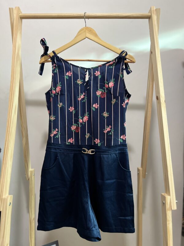 Macaquinho com shorts azul marinho