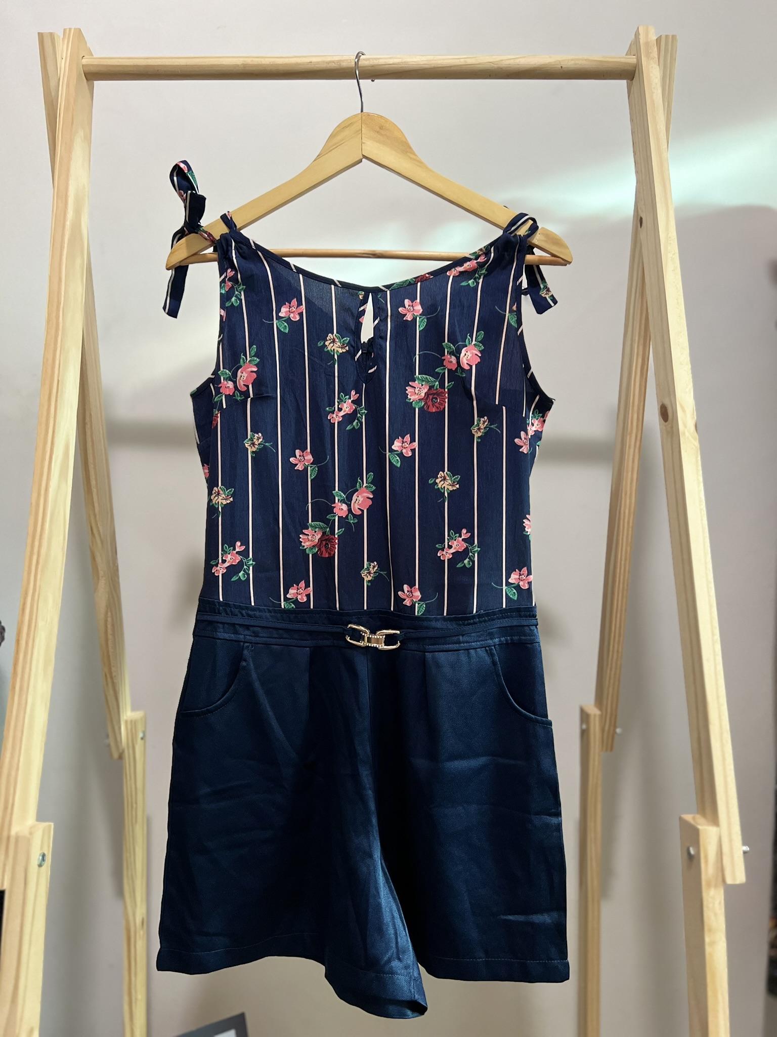 Macaquinho com shorts azul marinho
