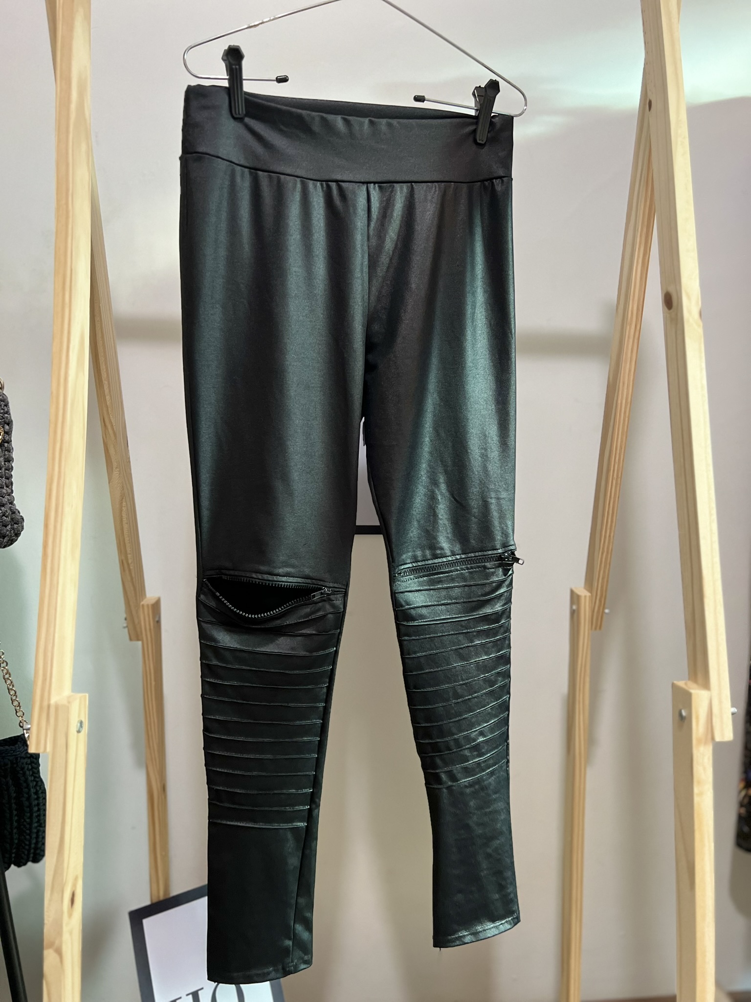 Calça de courino preta com zíper