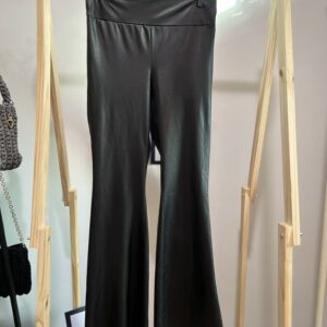 Calça flare courino preta
