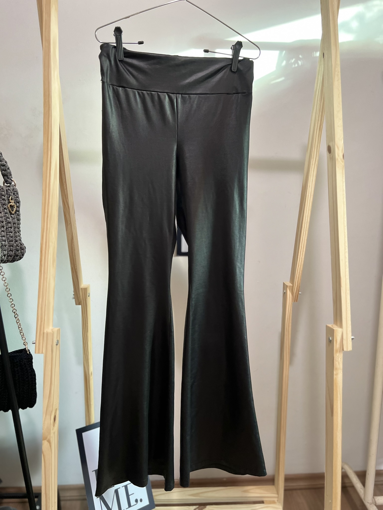 Calça flare courino preta