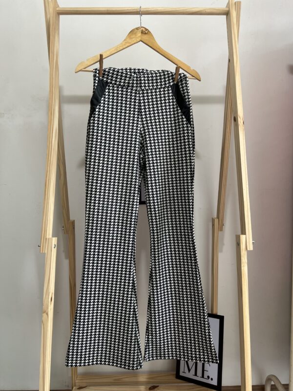 Calça Flare preta e branca