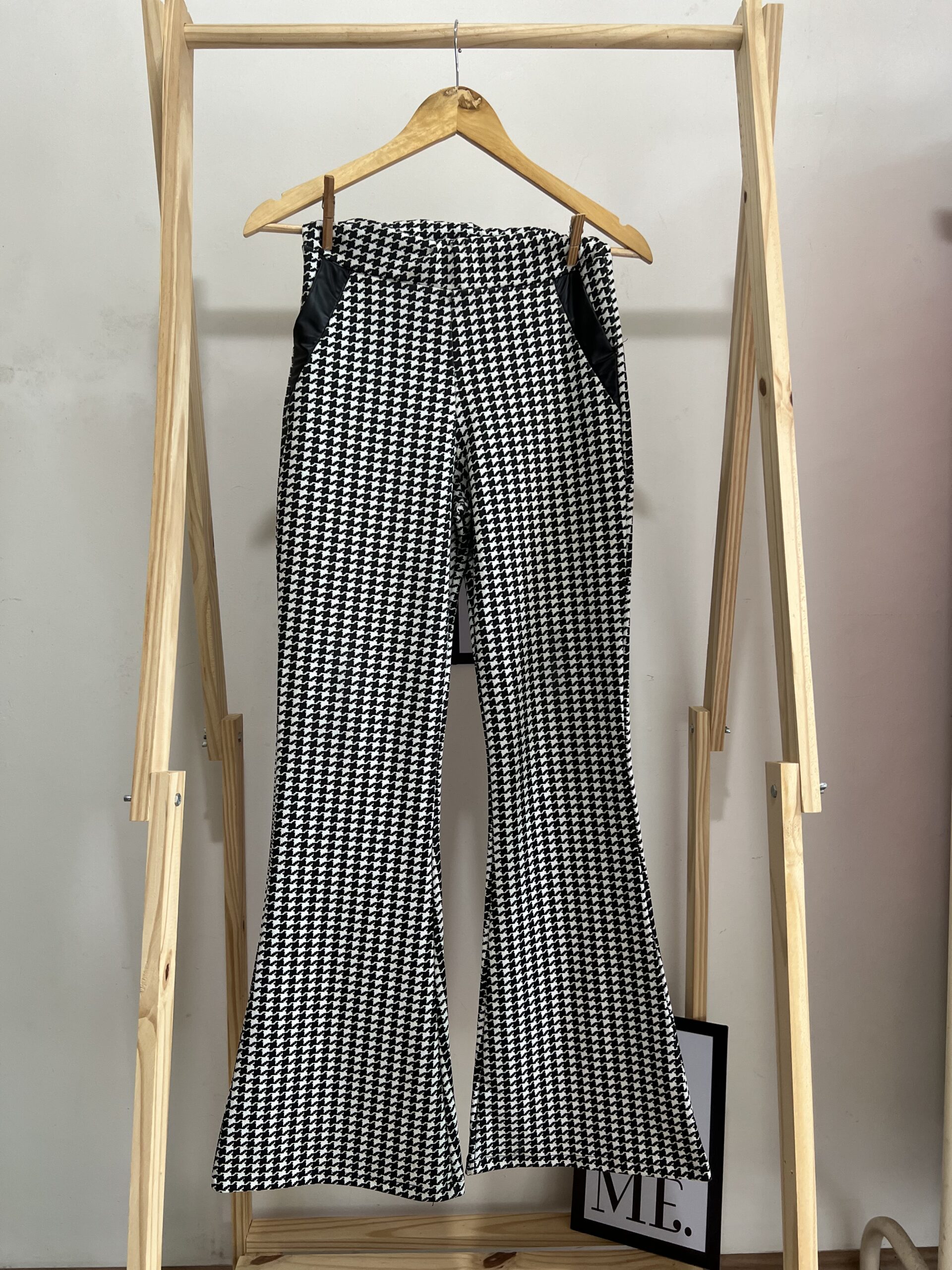 Calça Flare preta e branca