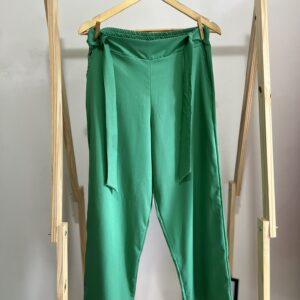 Calça verde pantacourt