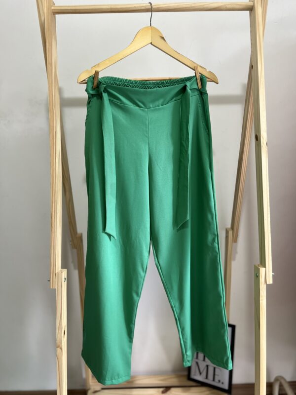 Calça verde pantacourt