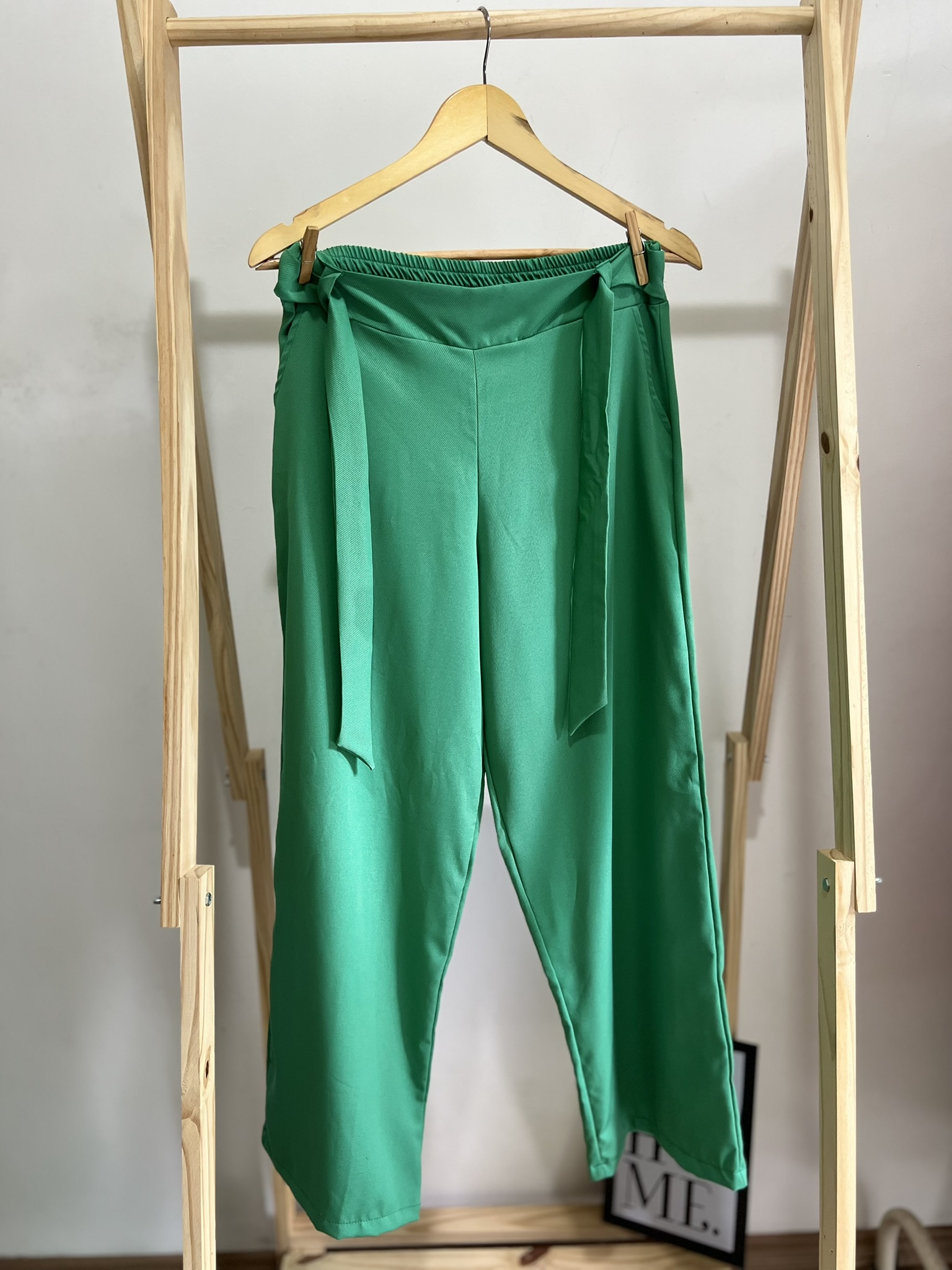 Calça verde pantacourt