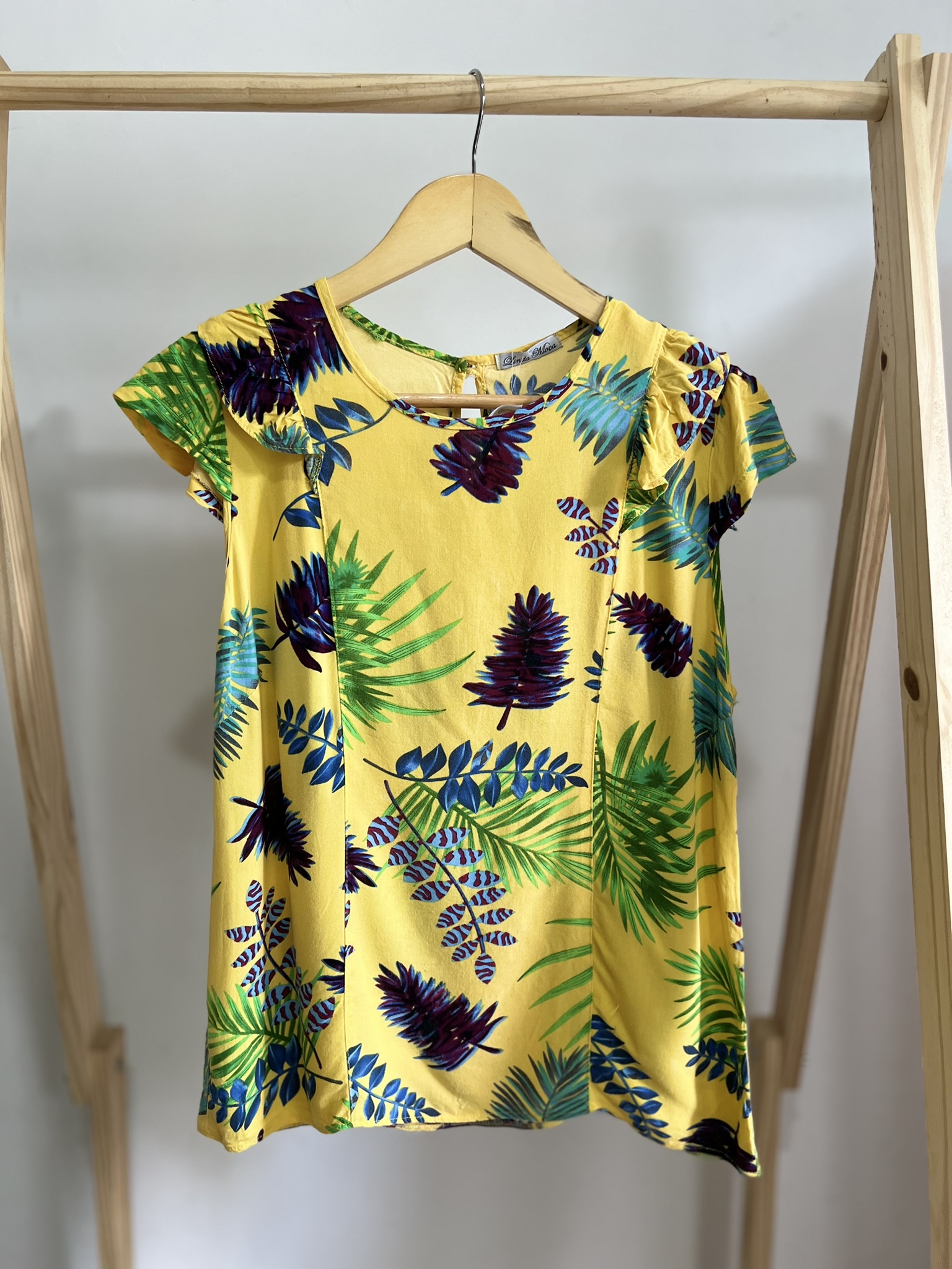 Camiseta amarela estampada