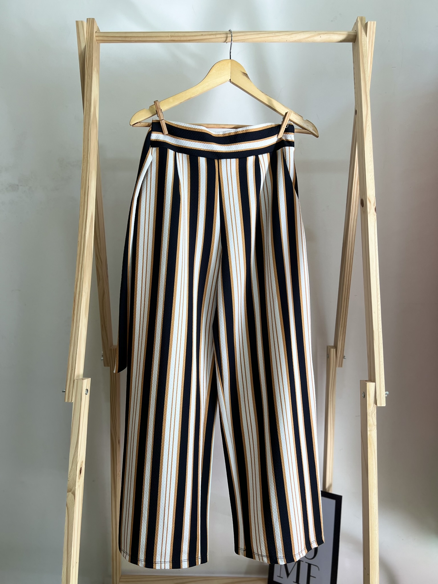 Calça pantalona listrada