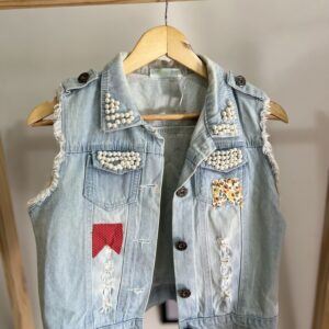 Colete jeans curto com detalhes
