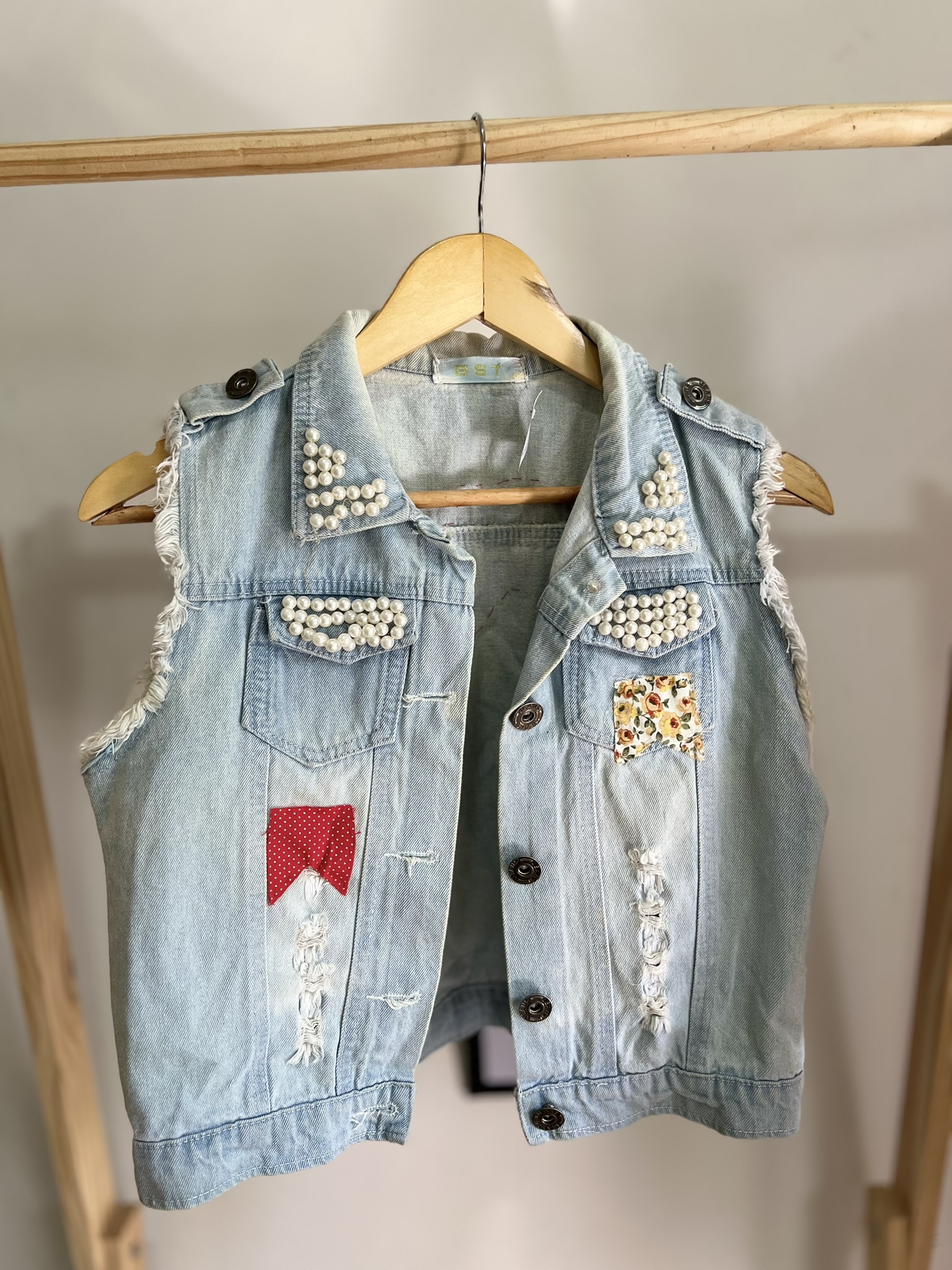 Colete jeans curto com detalhes