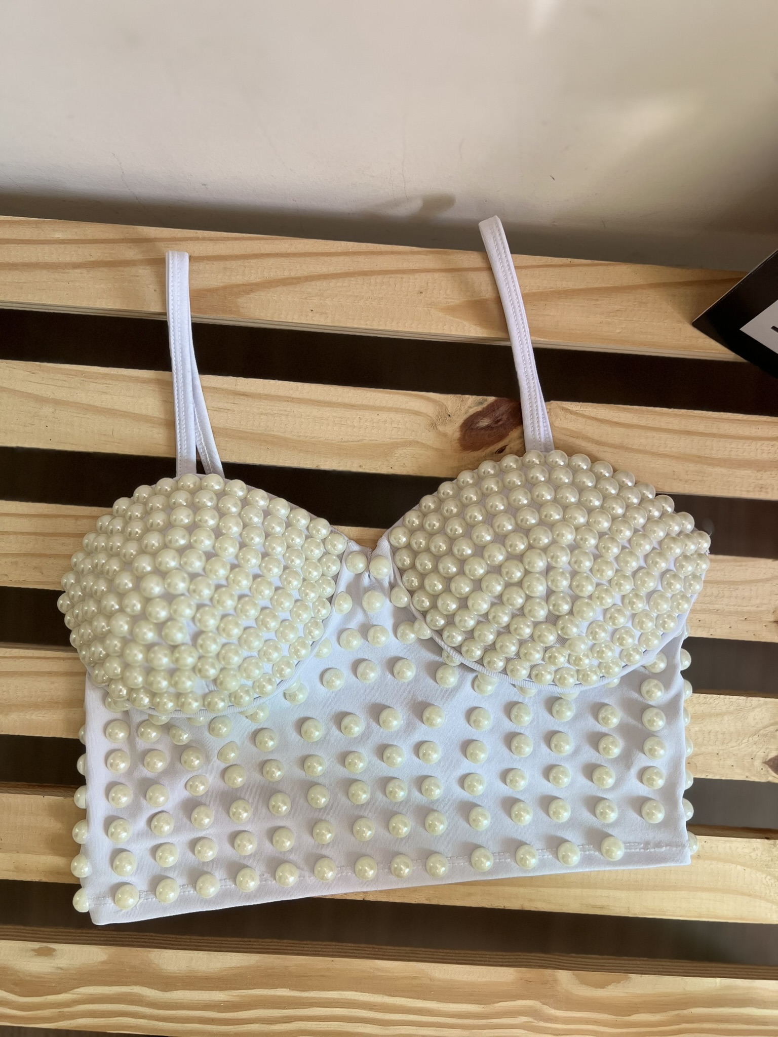 Cropped branco com pedras
