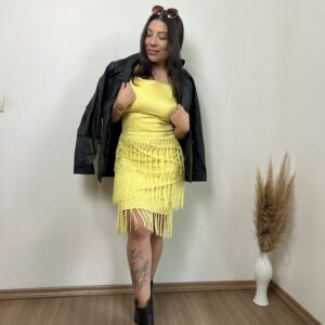 Vestido amarelo com franjas