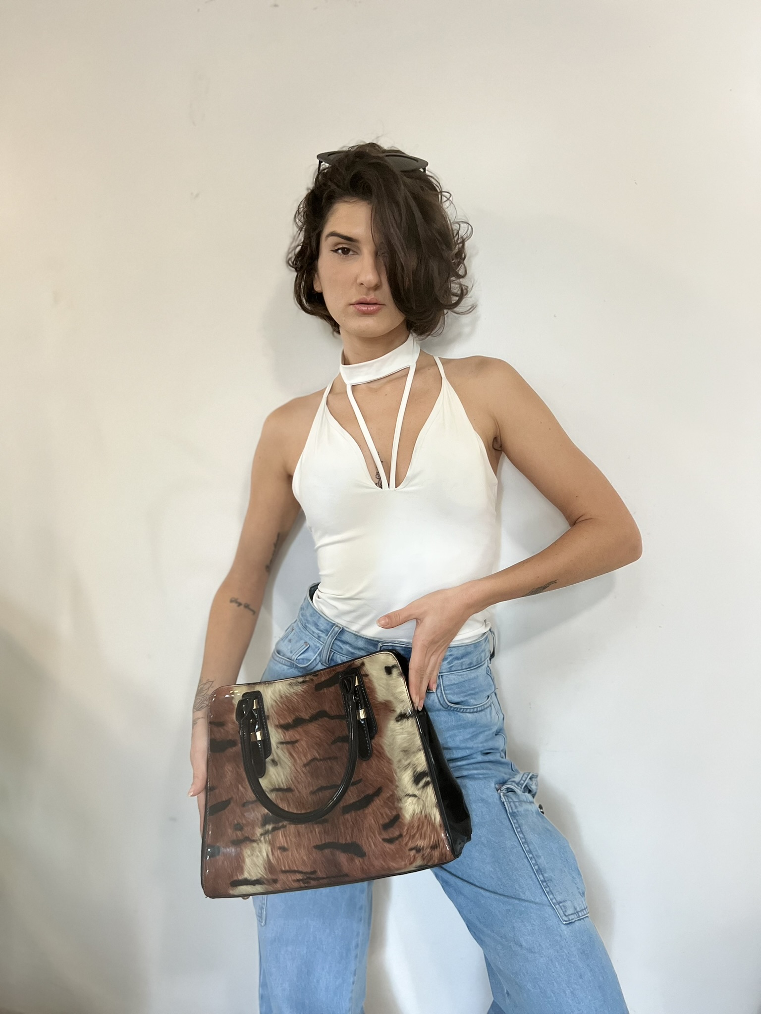 Body branco pescoço elegante