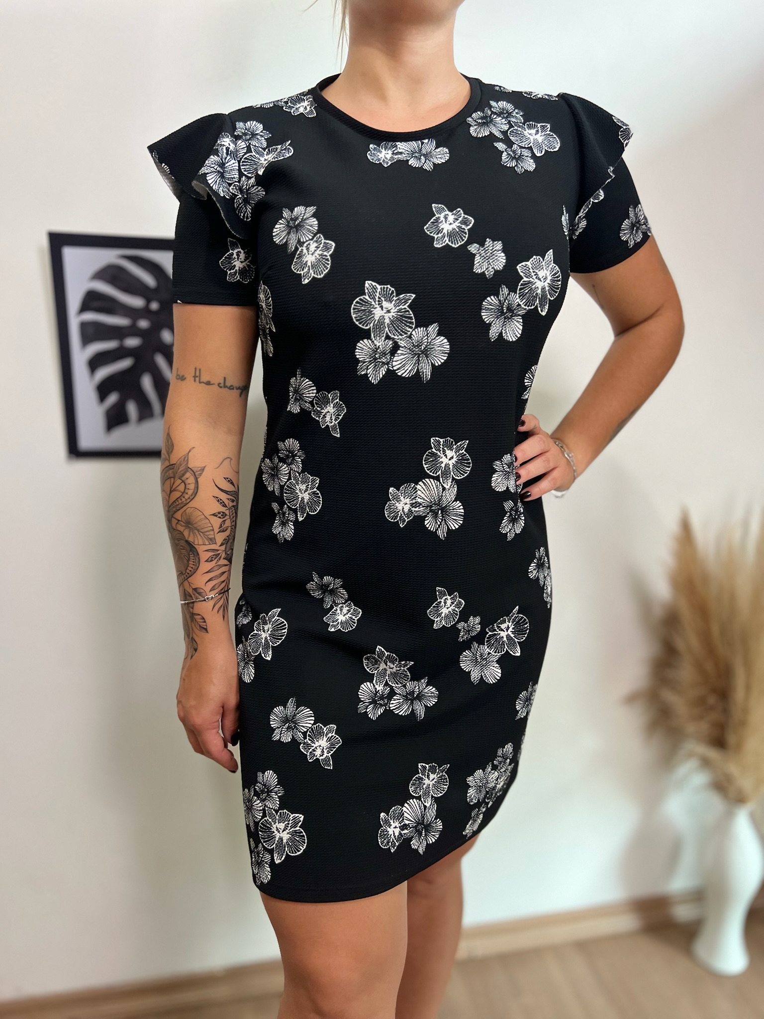 Vestido preto com flores brancas