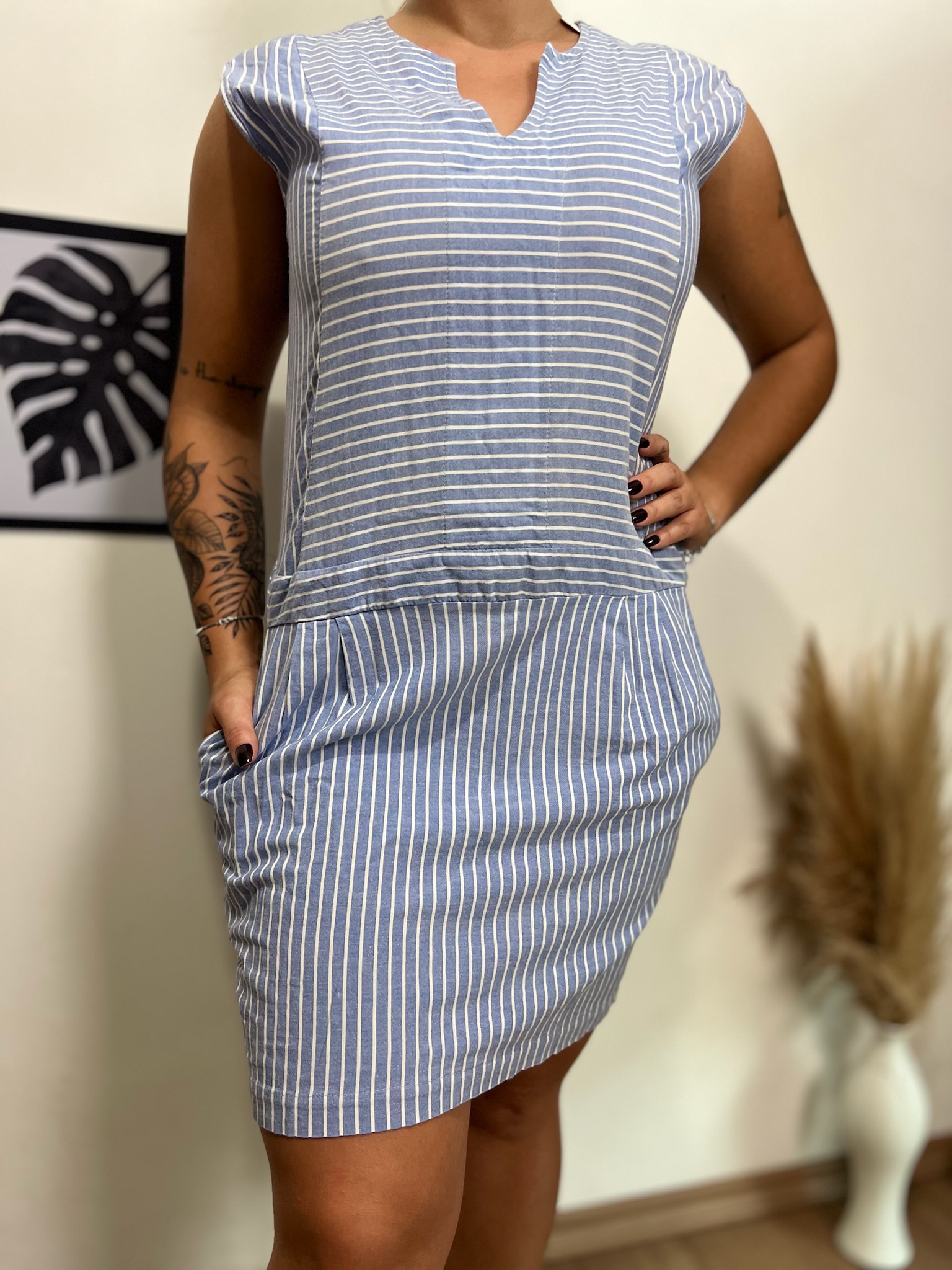 Vestido listrado com bolso