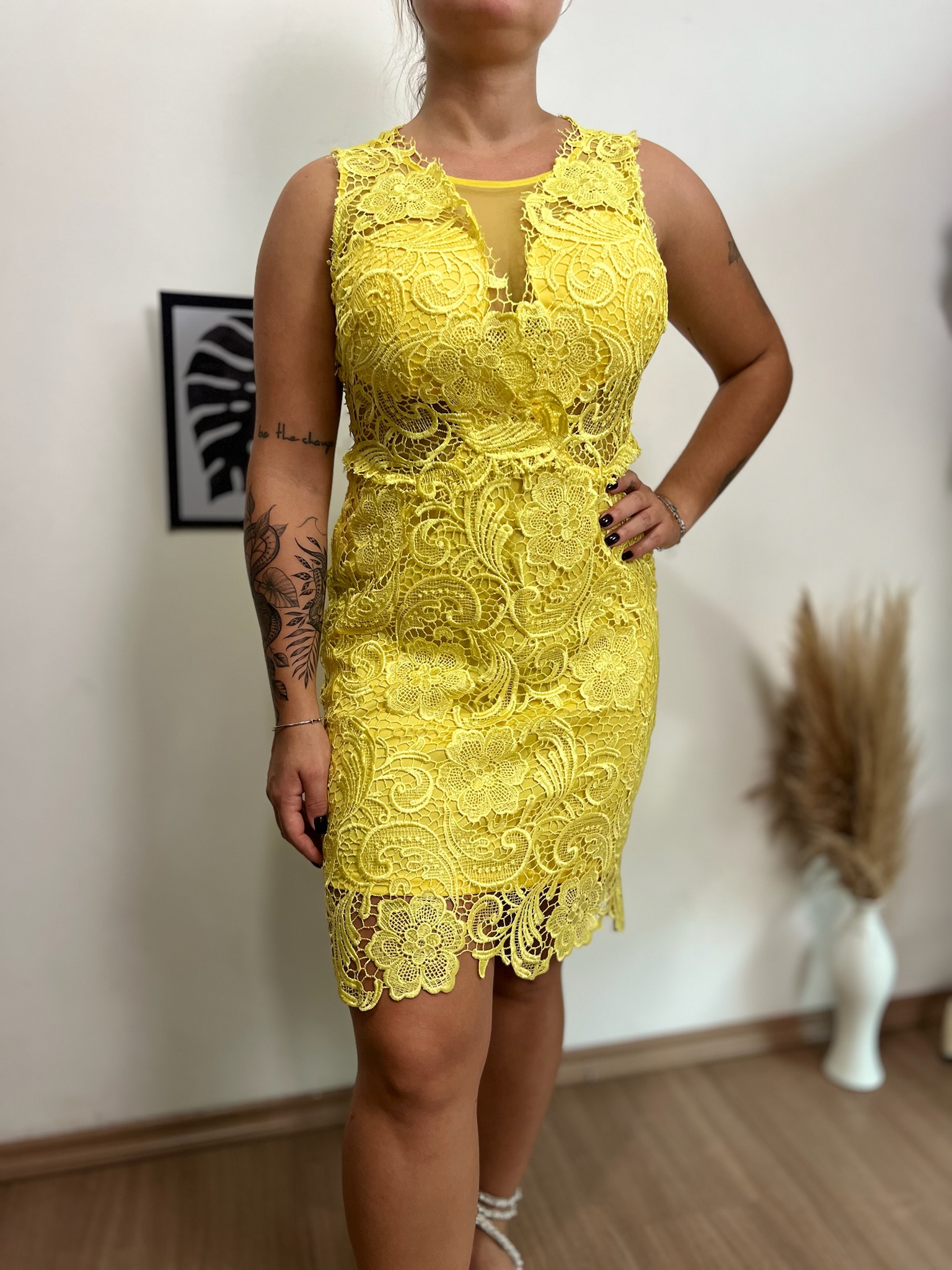 Vestido de renda amarelo mídi