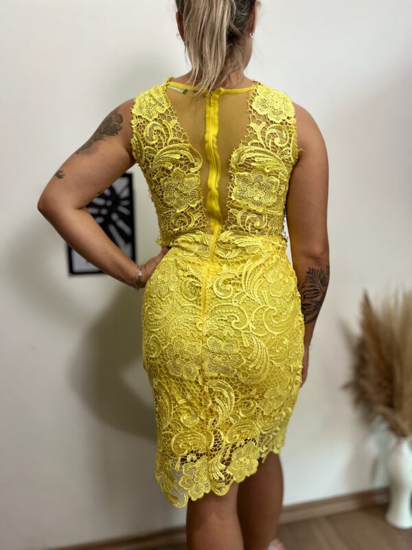 Vestido de renda amarelo mídi - Imagem 2