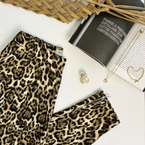 Calça de animal print com zíper