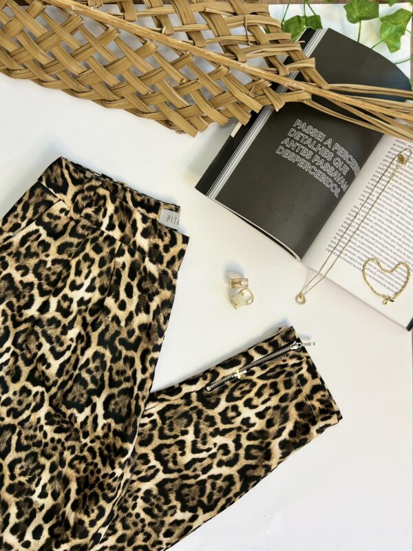 Calça de animal print com zíper