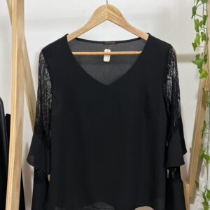 Blusa com mangas de renda