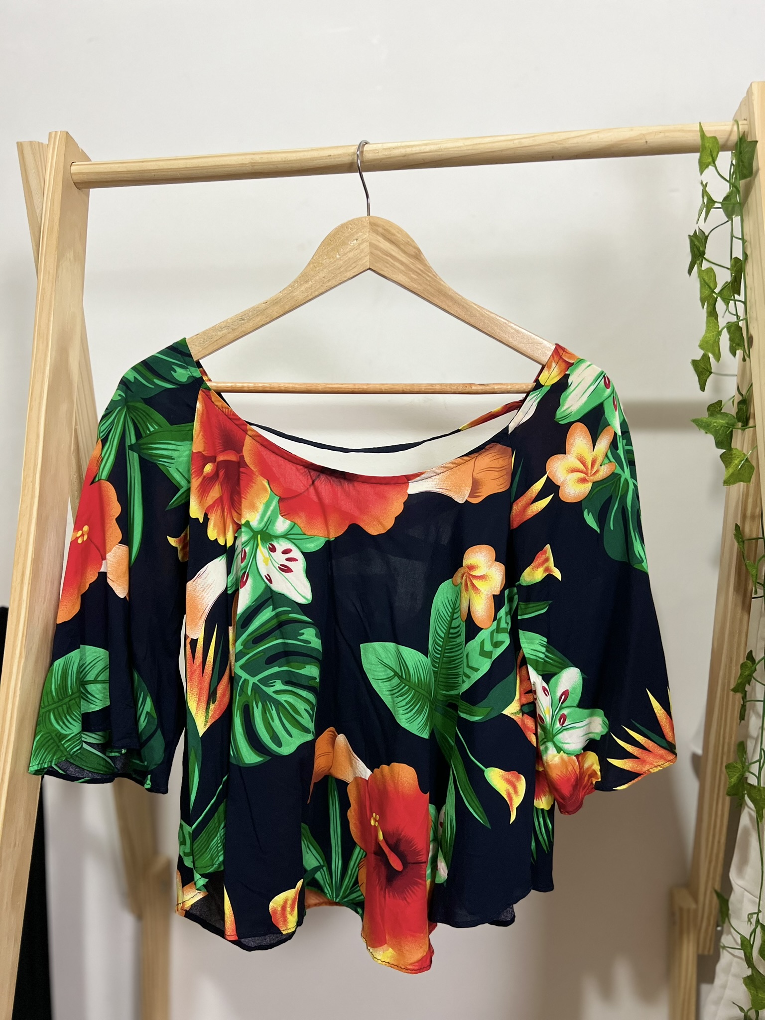 Camiseta floral azul marinho