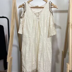 Vestido com pedras e renda