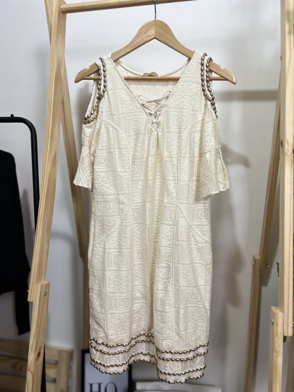 Vestido com pedras e renda