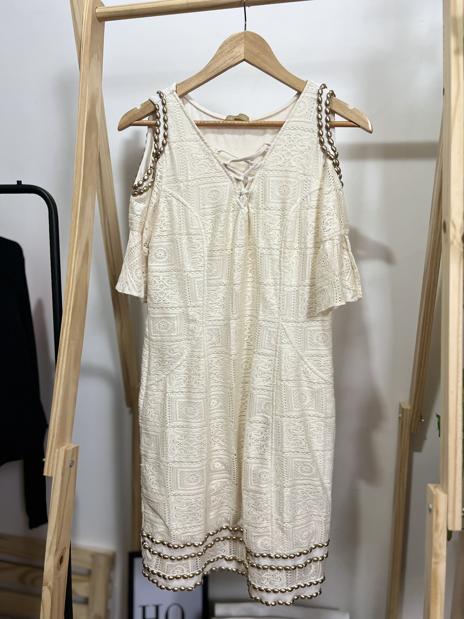 Vestido com pedras e renda
