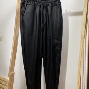 Calça de courino preta
