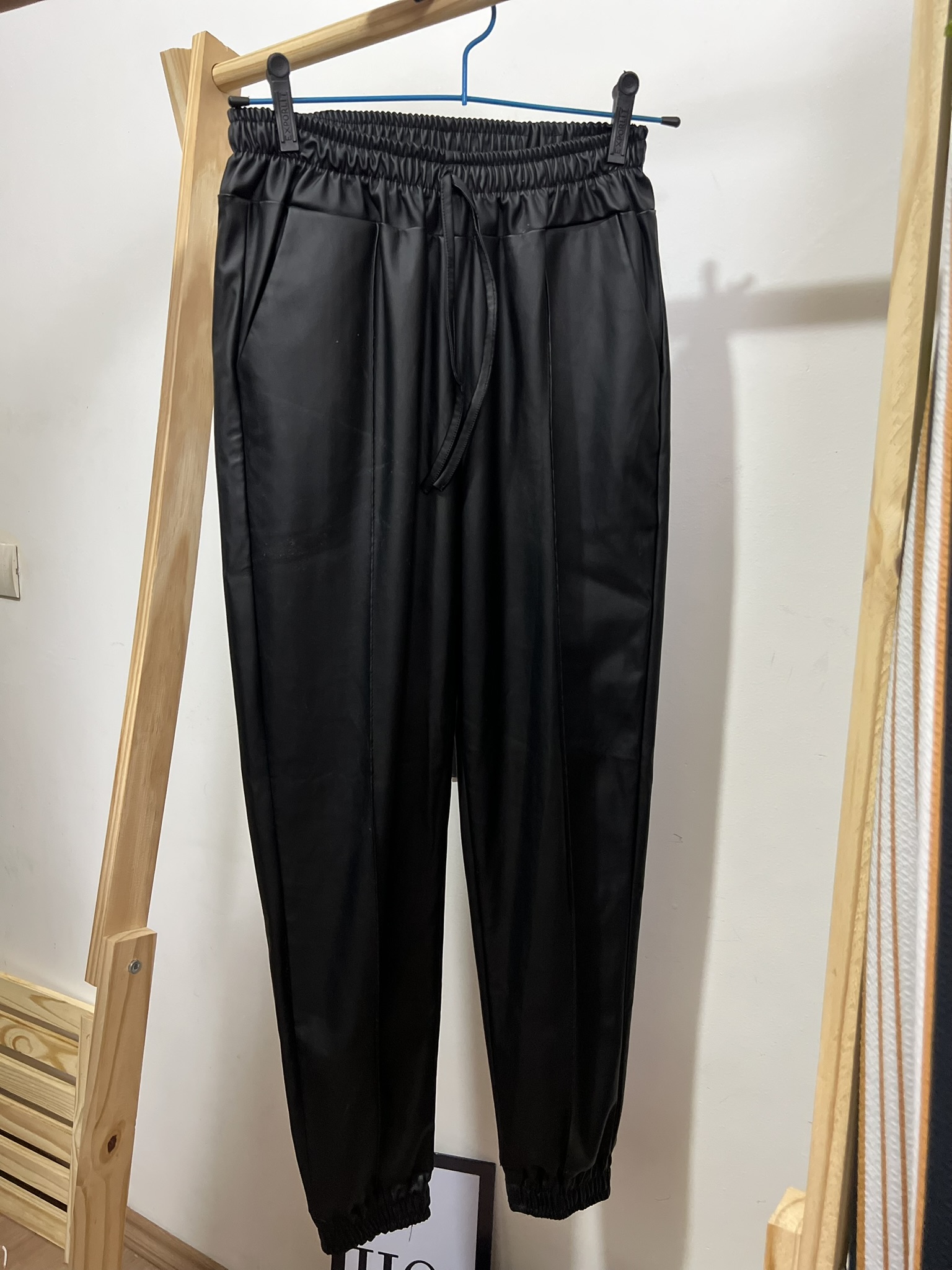 Calça de courino preta
