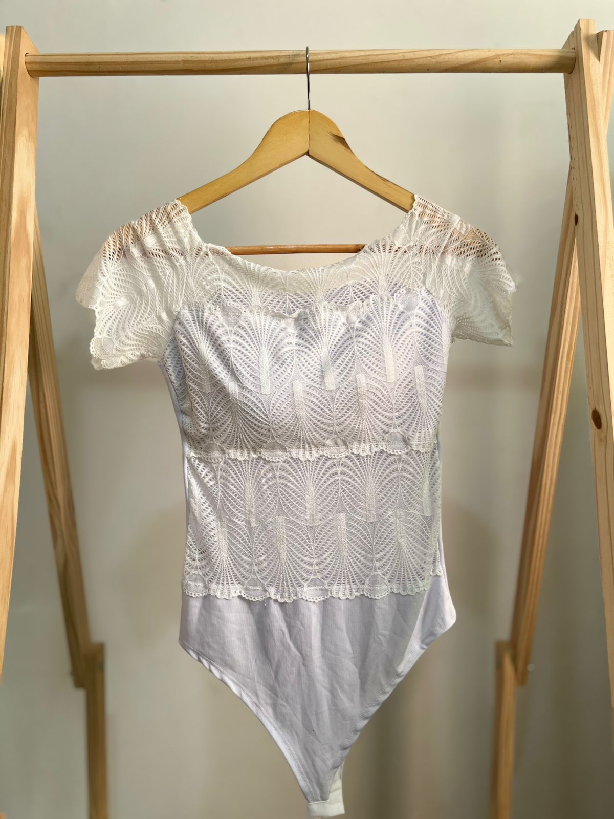 Body branco com detalhes