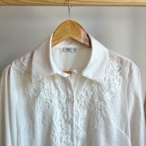 Camisa social branca com renda