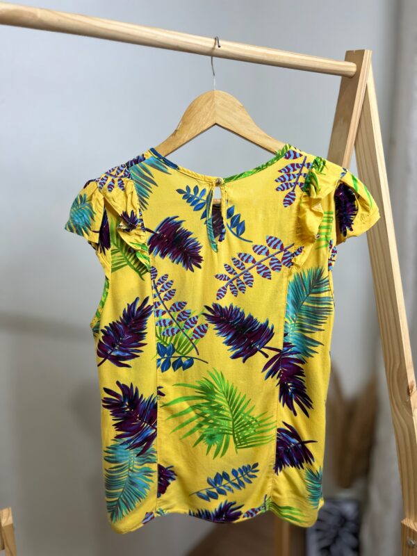 Camiseta amarela estampada - Imagem 5