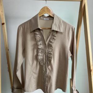 Camisa com babado