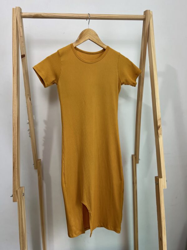 Vestido mídi mostarda com fenda - Imagem 5