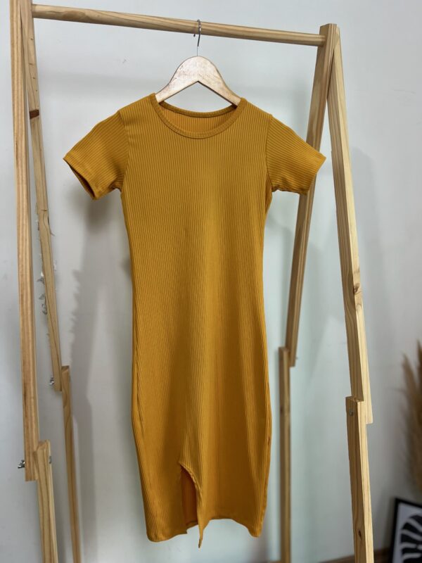 Vestido mídi mostarda com fenda - Imagem 4