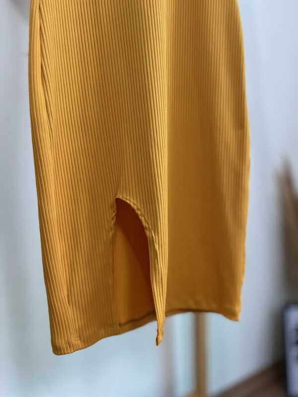 Vestido mídi mostarda com fenda - Imagem 3