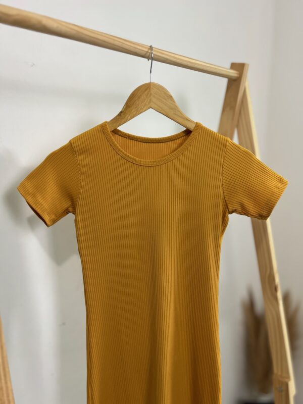 Vestido mídi mostarda com fenda - Imagem 2