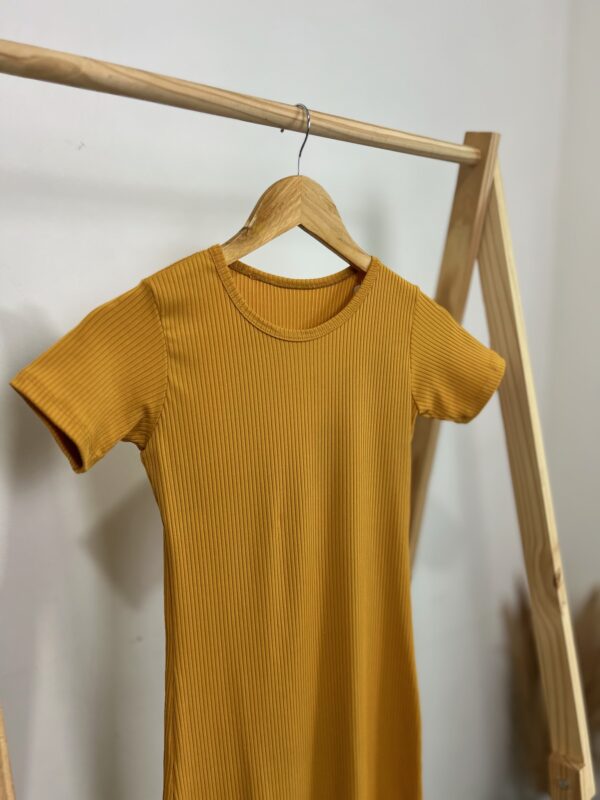 Vestido mídi mostarda com fenda - Imagem 6