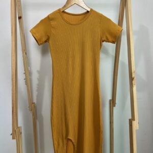 Vestido mídi mostarda com fenda