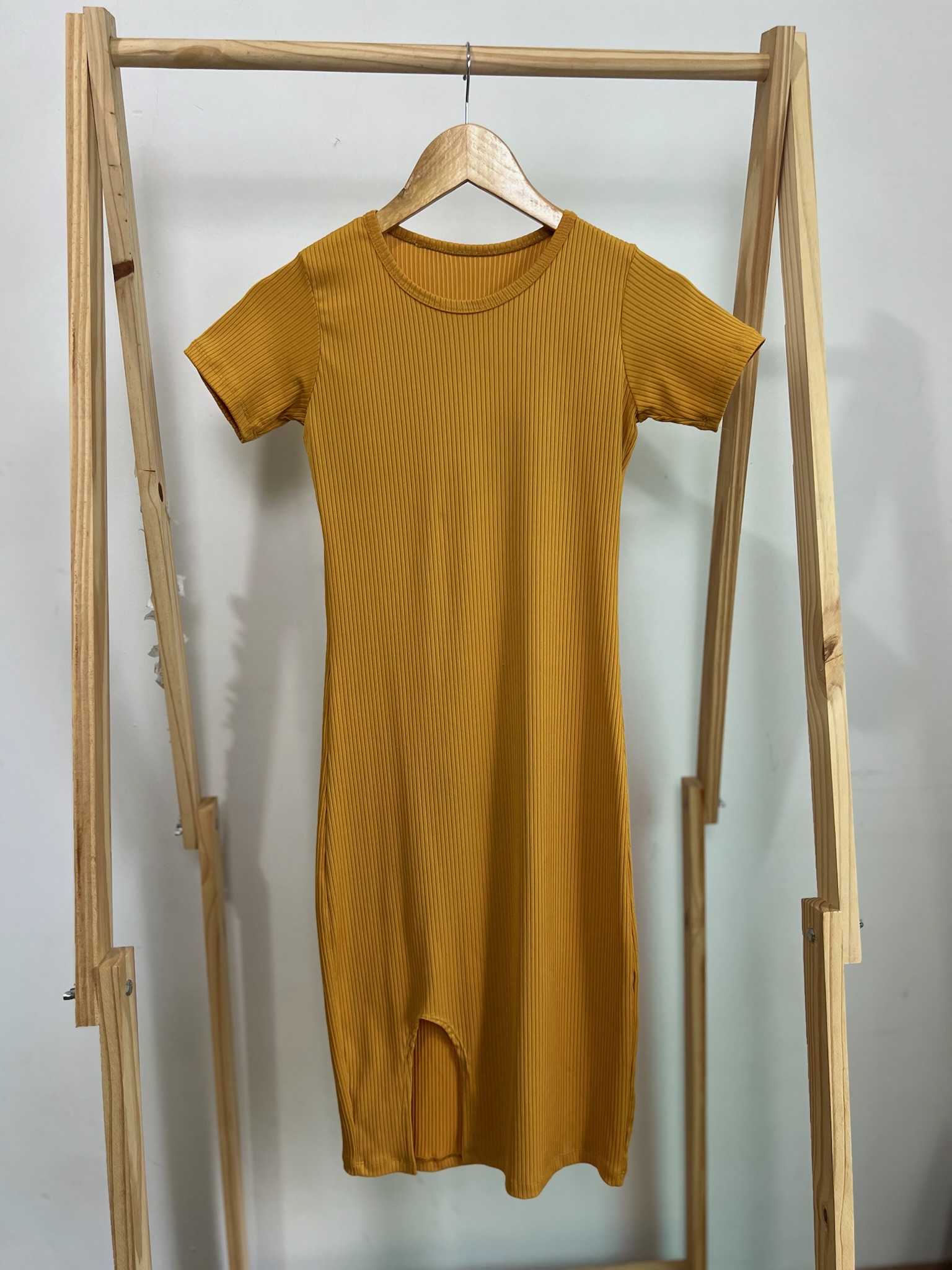 Vestido mídi mostarda com fenda