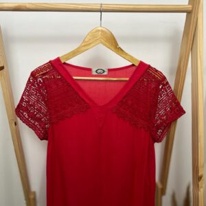 Camiseta vermelha com detalhes