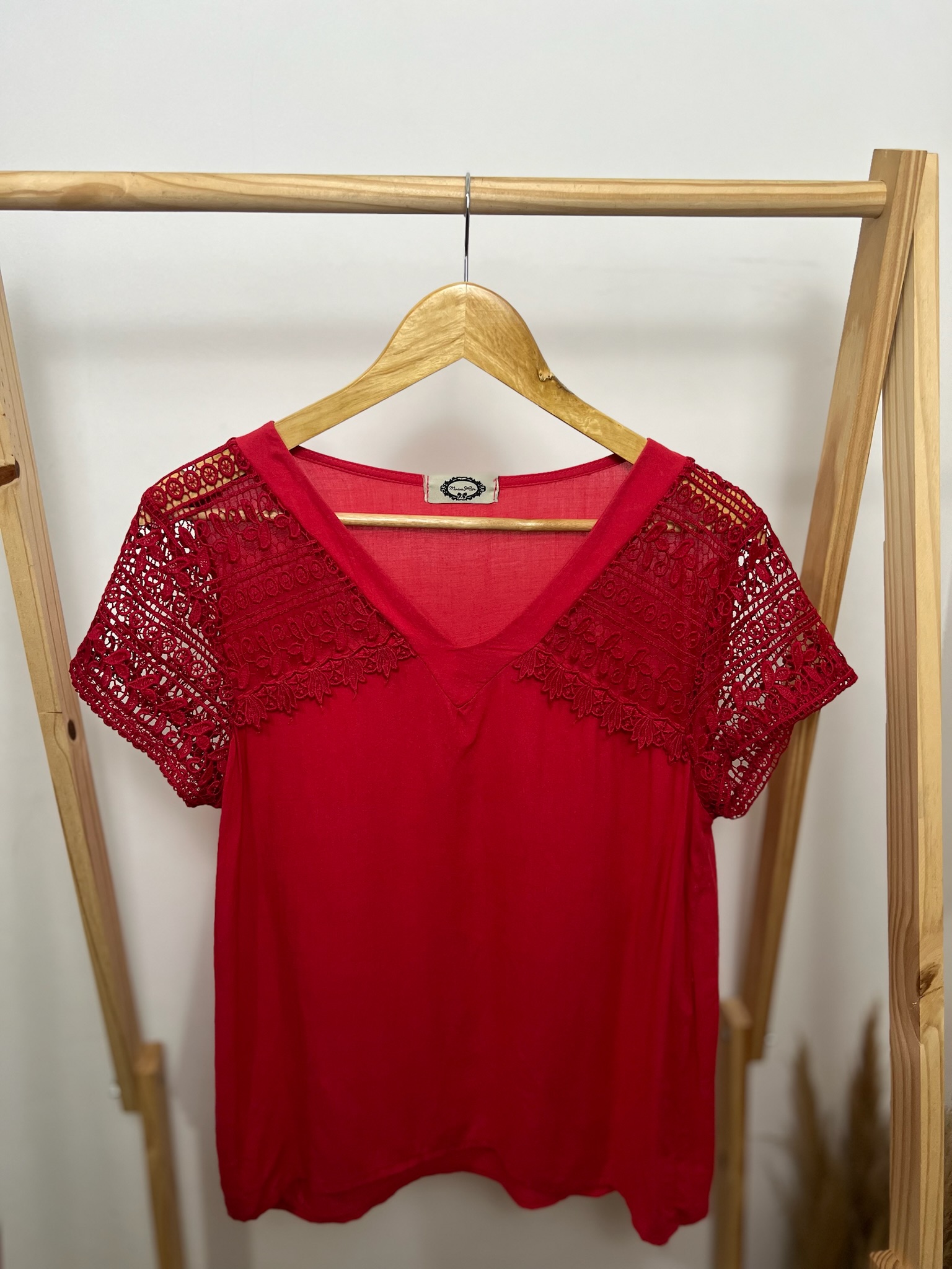 Camiseta vermelha com detalhes